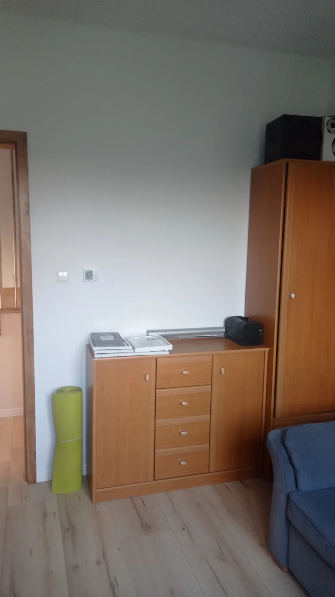 Dodatkowy pokój przed metamorfozą: drewniana komoda i szafa