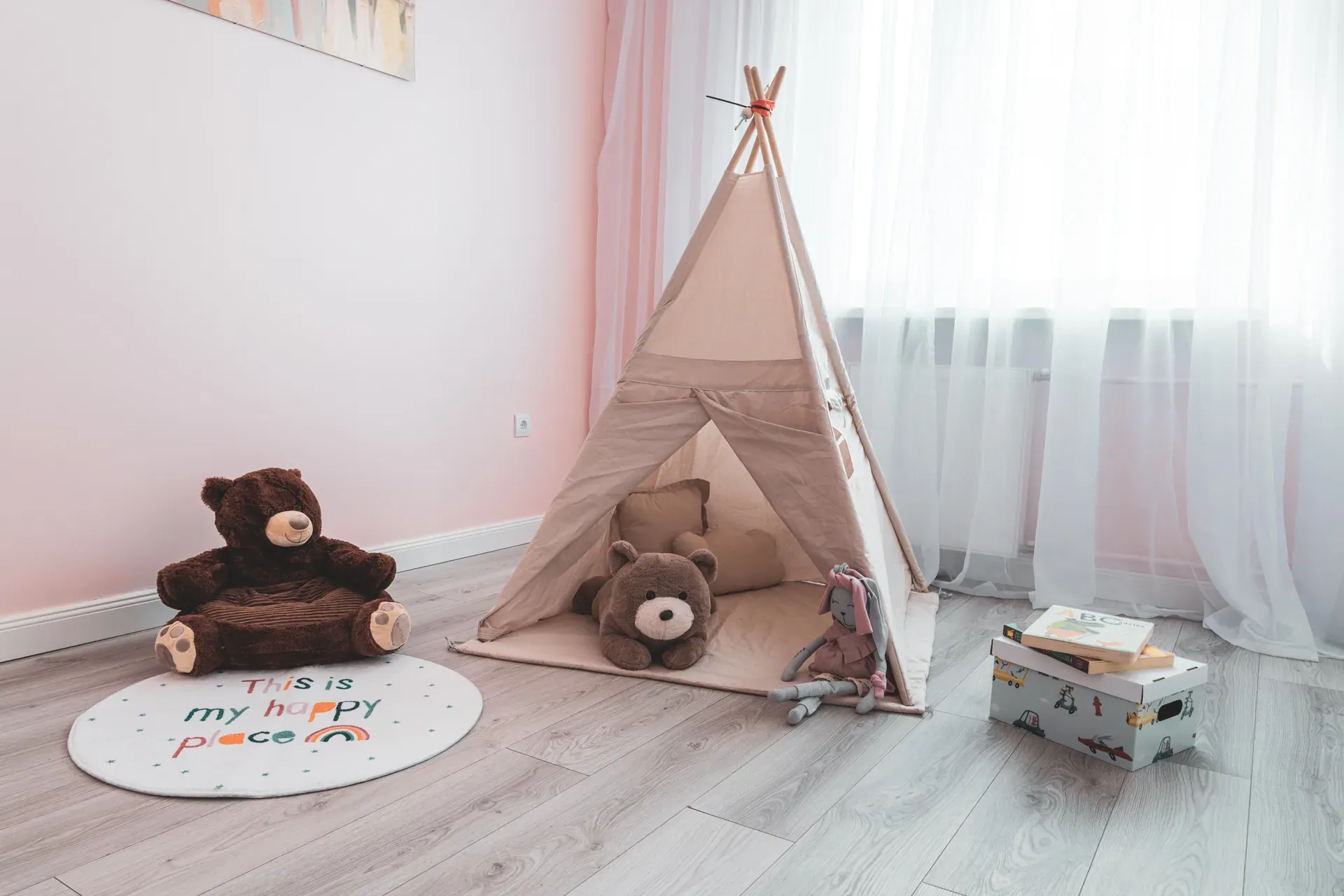 Pokój dziecka po home stagingu: tipi, pluszowe misie, okrągły dywanik i białe firany
